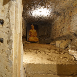 "sitzender Buddha mit goldenem Faden (Postkarte) 2015  by John Greer